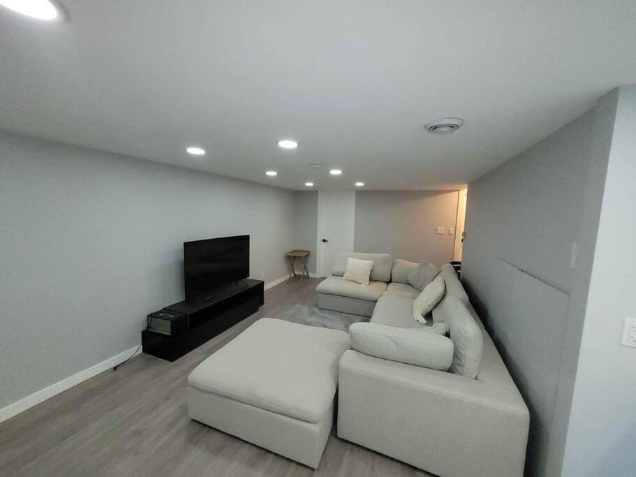 Gorgeous Basement Apartment Calgary Ngoại thất bức ảnh