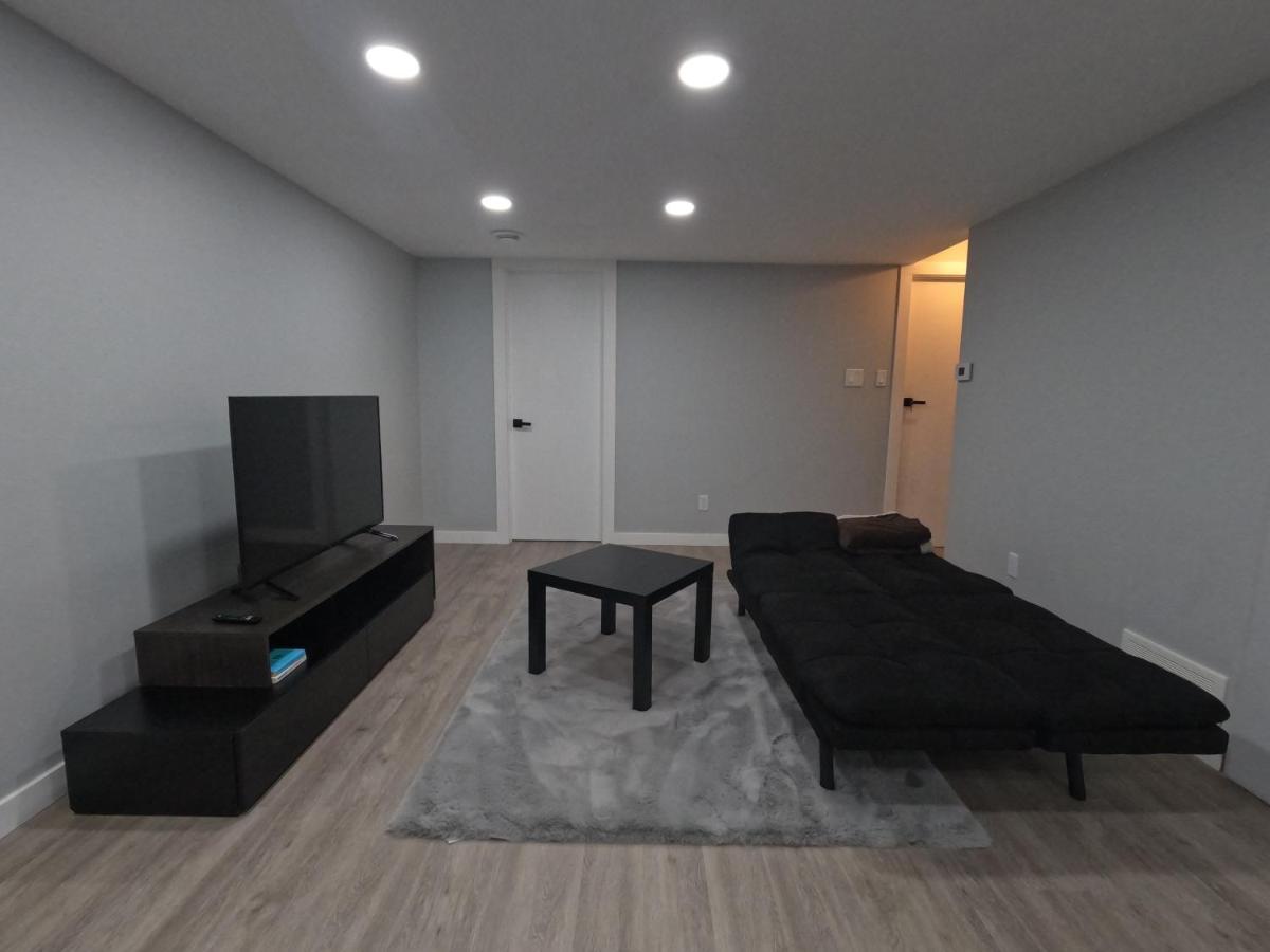 Gorgeous Basement Apartment Calgary Ngoại thất bức ảnh