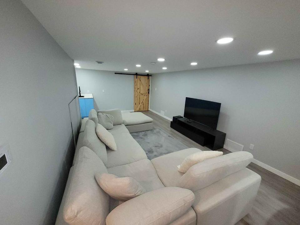 Gorgeous Basement Apartment Calgary Ngoại thất bức ảnh