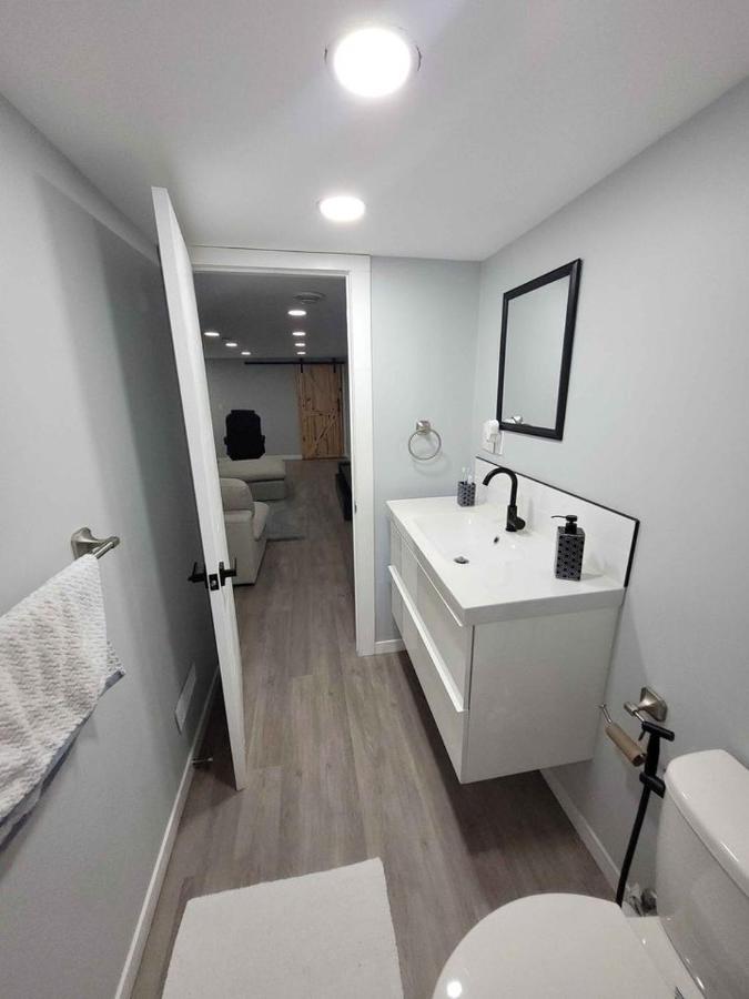 Gorgeous Basement Apartment Calgary Ngoại thất bức ảnh