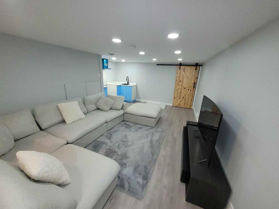 Gorgeous Basement Apartment Calgary Ngoại thất bức ảnh