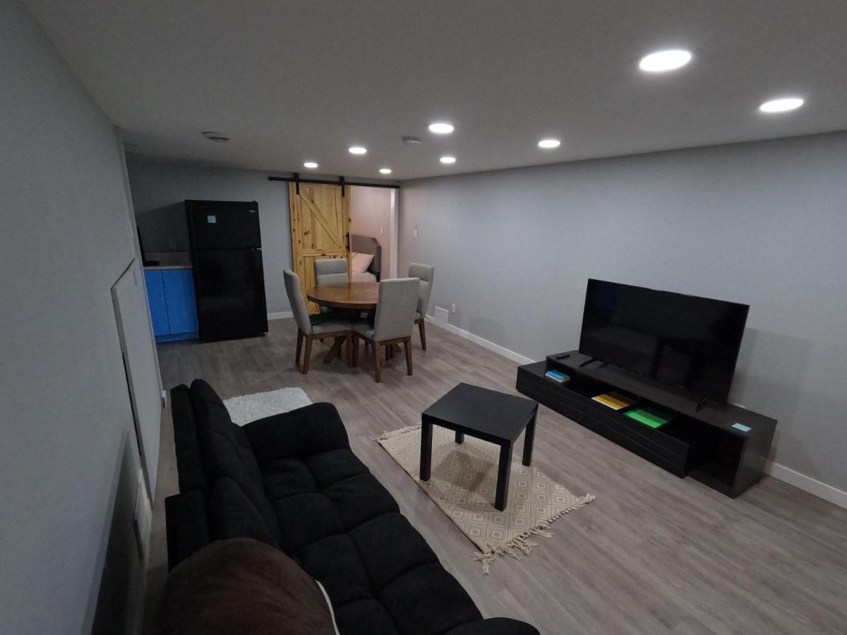 Gorgeous Basement Apartment Calgary Ngoại thất bức ảnh